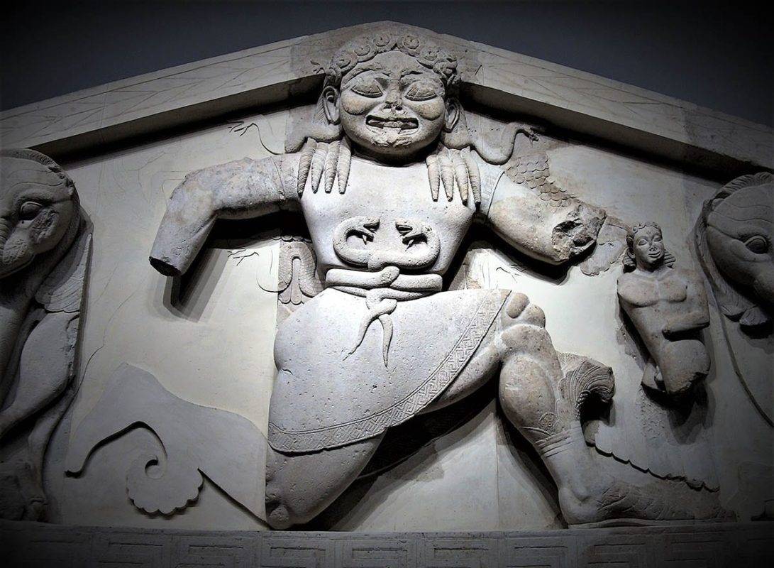 Ce au în comun templul lui Artemis din Corfu și Capul Medusei Ce au în comun templul lui Artemis din Corfu și Capul Medusei