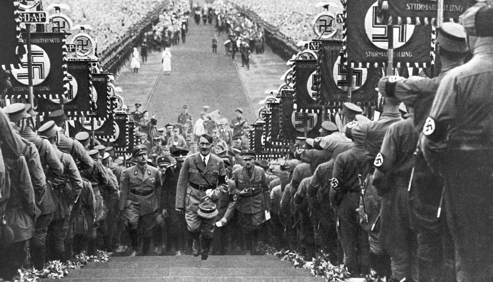 Personalitățile și motivele care au stat la baza susținerii lui Hitler. Află cum a devenit Führer-ul „celebru”