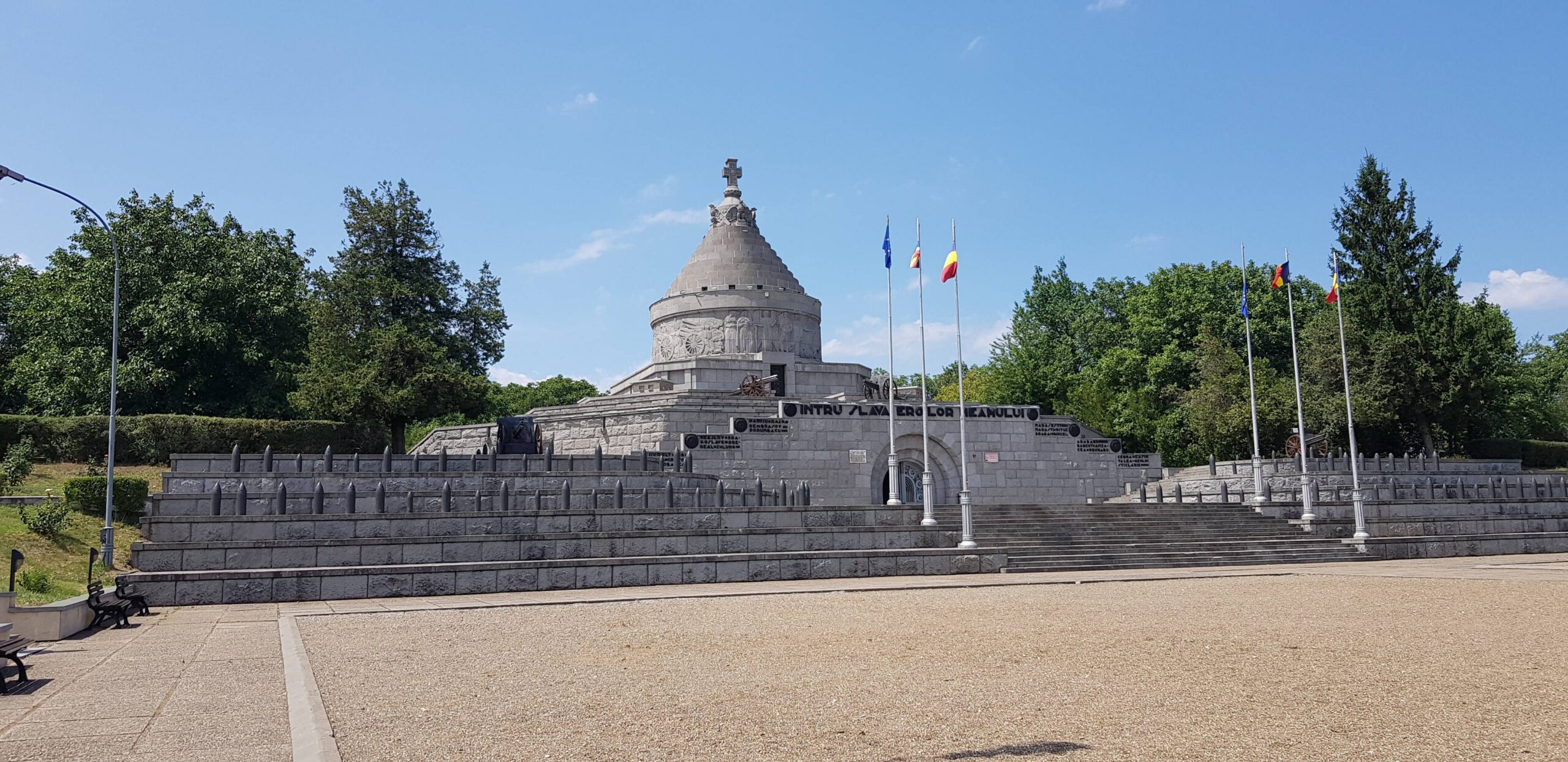 Mausoleul de la Mărășești – clipiri de istorie printre ziduri de beton