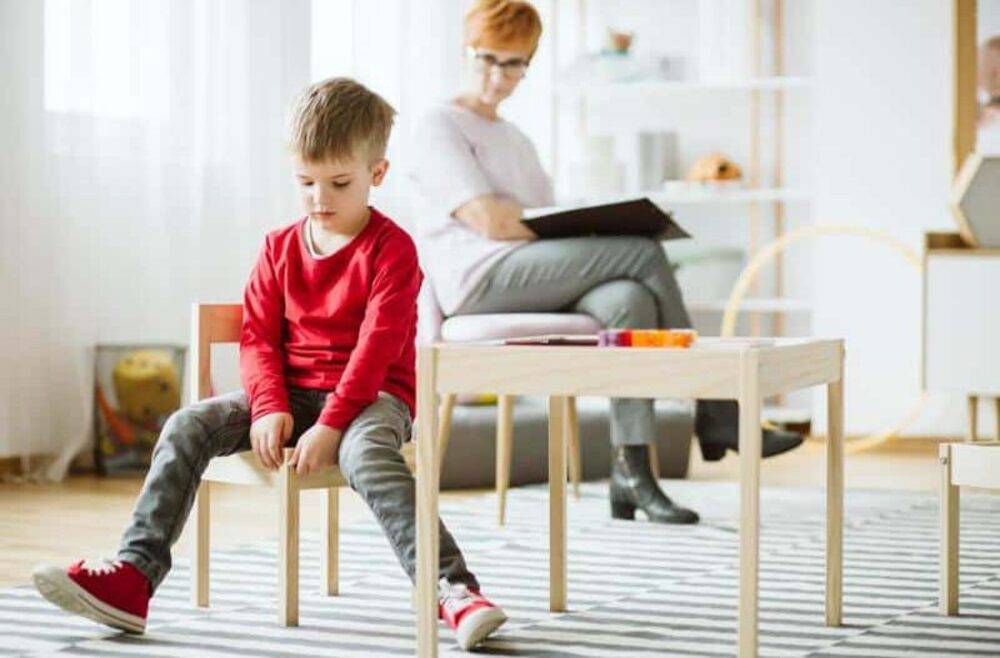Expoziţia „Atipic. Drumul către ceilalţi” prezintă lucrările lui David Stescu, un tânăr fotograf cu autism