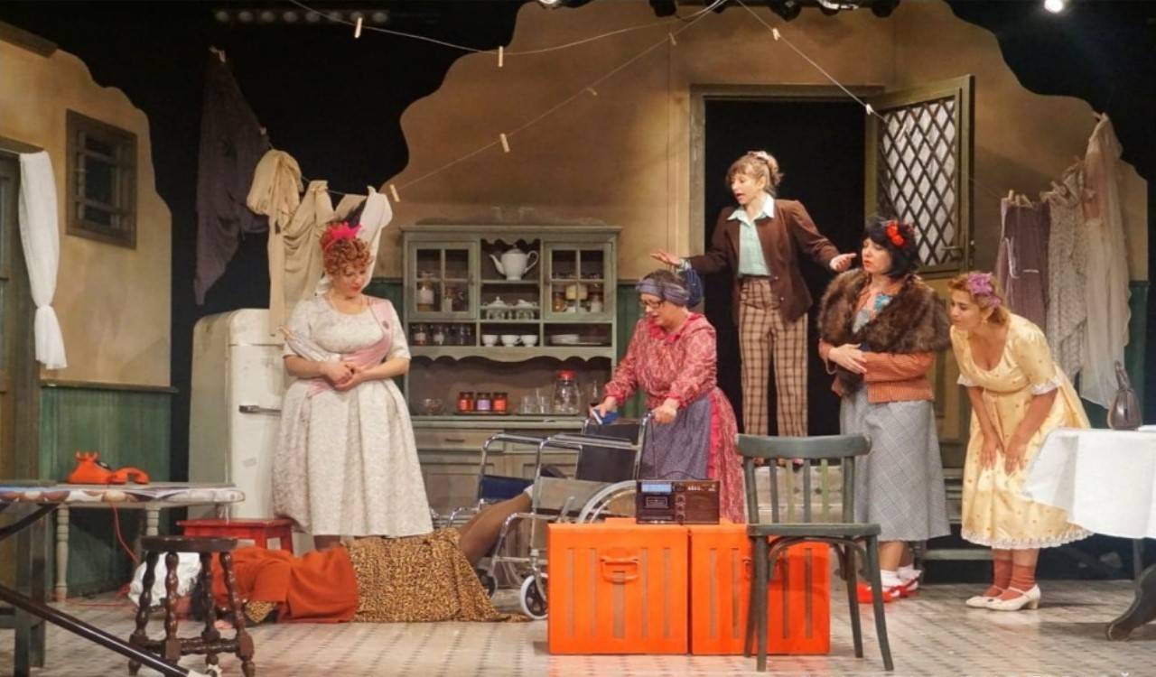 Spectacol la Teatrul Nottara din București în regia Corinei Dragomir: „Cumetrele” după Michel Tremblay