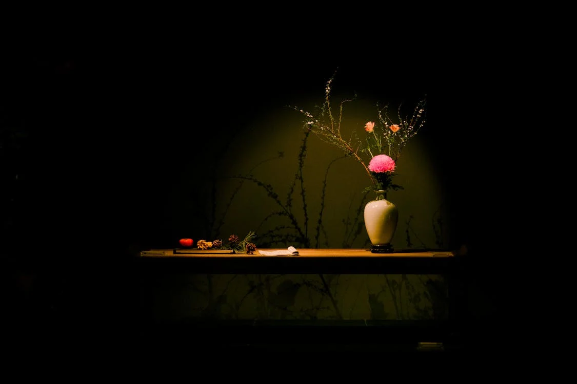 Ikebana: Respirația tăcută a naturii – O artă spirituală a aranjamentului floral