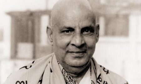 Swami Sivananda: Un far de lumină divină – Simplitatea elocventă a unei inimi generoase