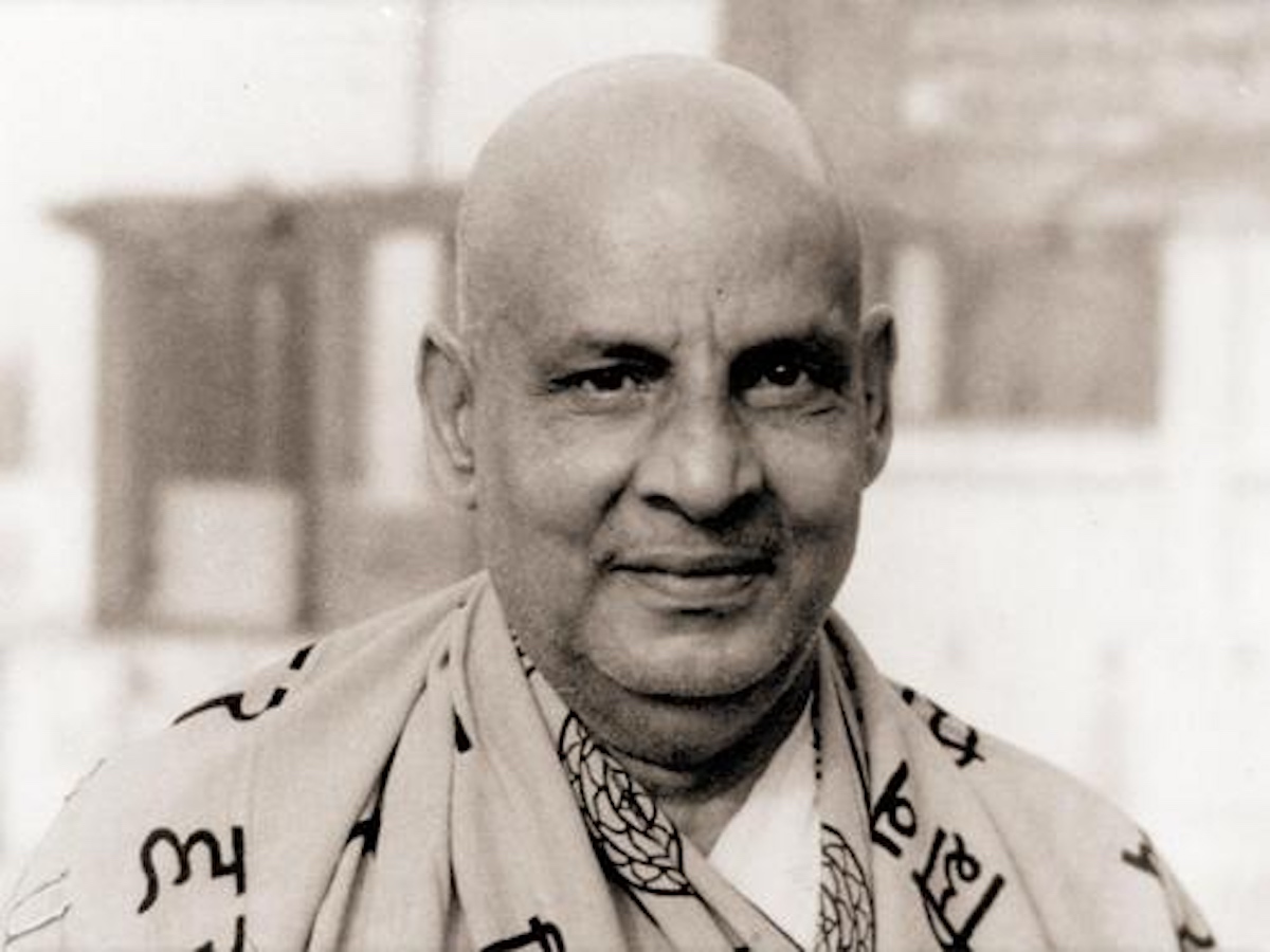 Swami Sivananda: Un far de lumină divină – Simplitatea elocventă a unei inimi generoase